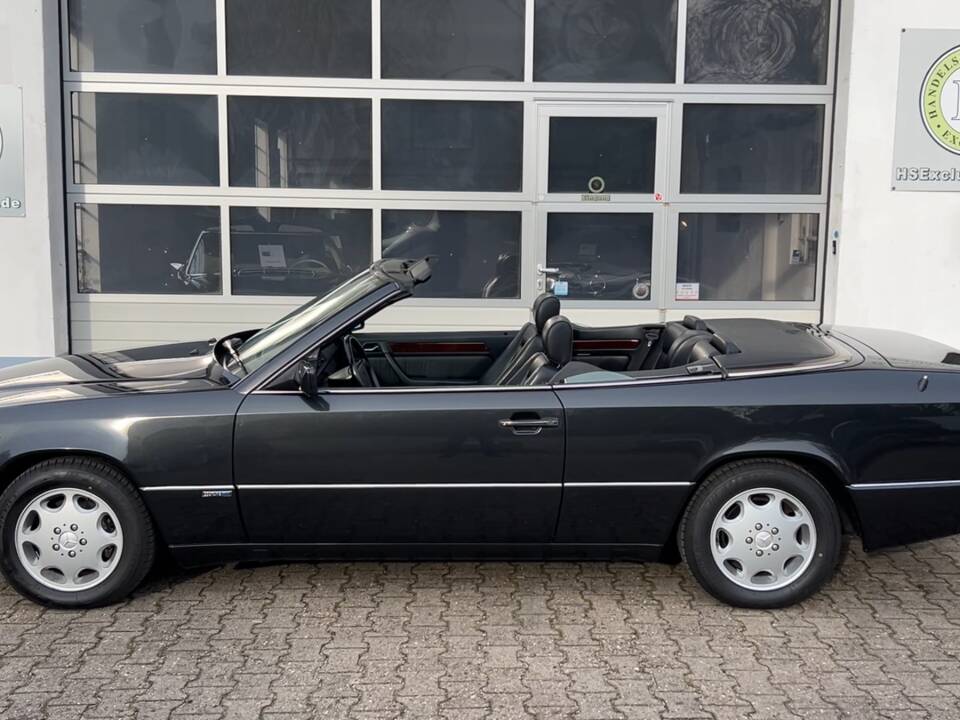 Image 27/28 de Mercedes-Benz 300 CE-24 (1993)