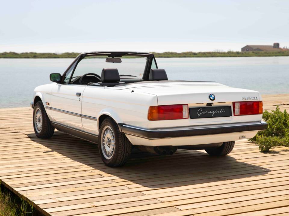 Image 21/70 of BMW 320i (1990)