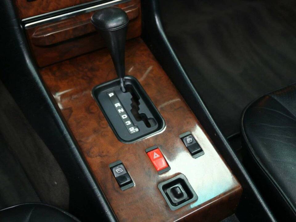 Image 16/30 of Mercedes-Benz 560 SL (1987)