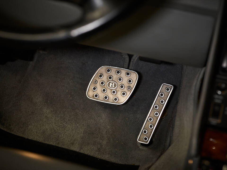 Image 47/77 of Bentley Azure (2001)