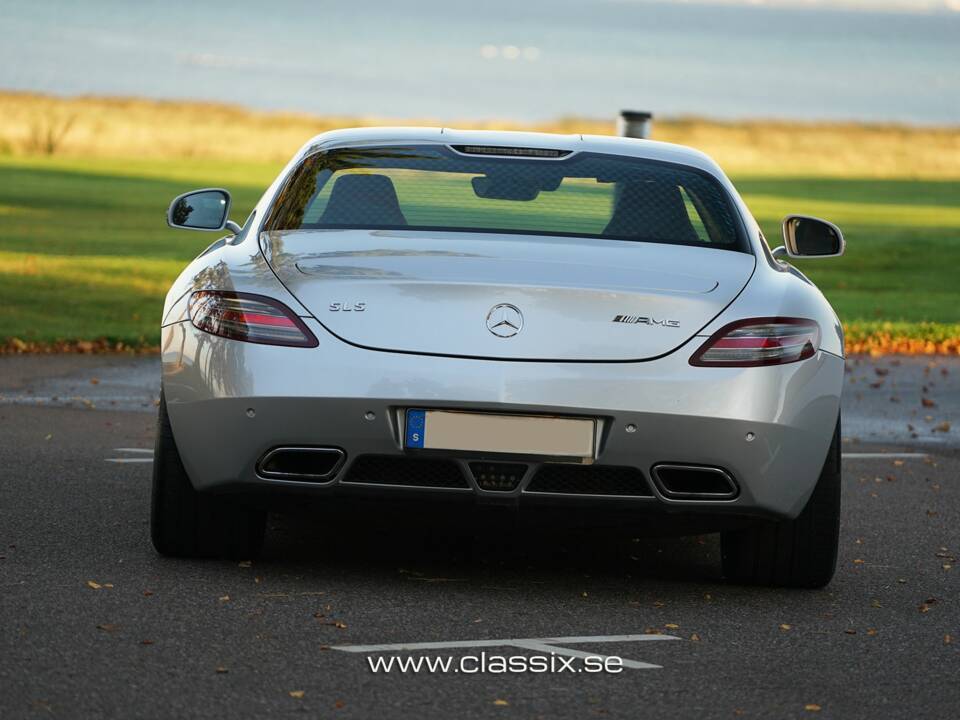 Image 6/26 de Mercedes-Benz SLS AMG (2011)