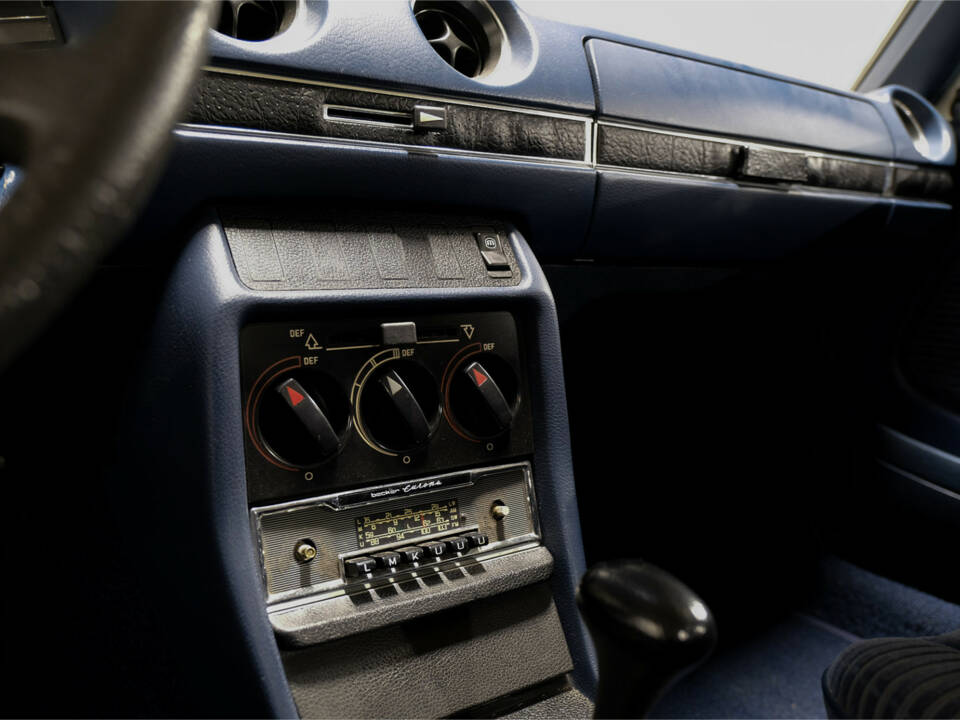 Immagine 18/27 di Mercedes-Benz 230 (1977)