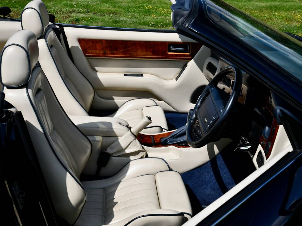 Immagine 6/13 di Aston Martin Virage Volante (1995)