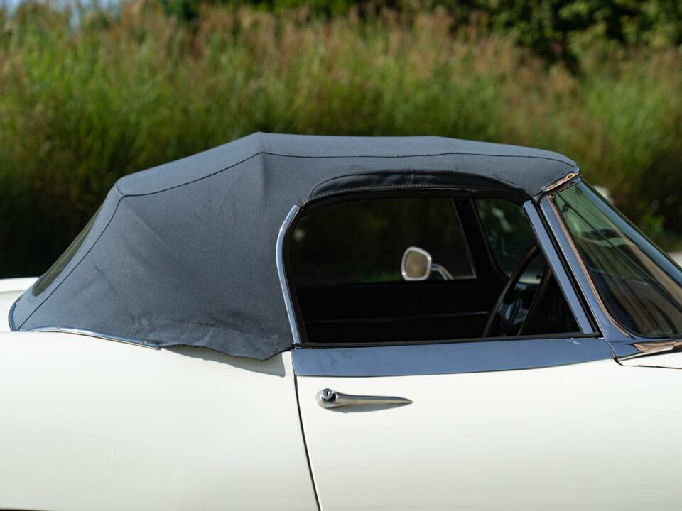 Bild 35/50 von Jaguar E-Type (1968)