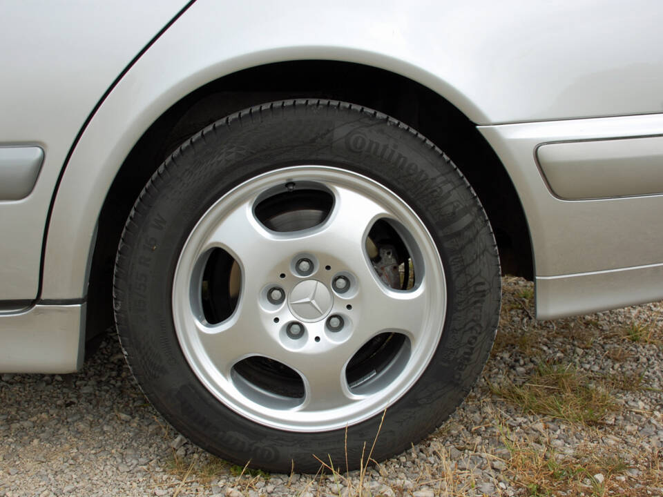 Imagen 25/34 de Mercedes-Benz E 240 (1999)