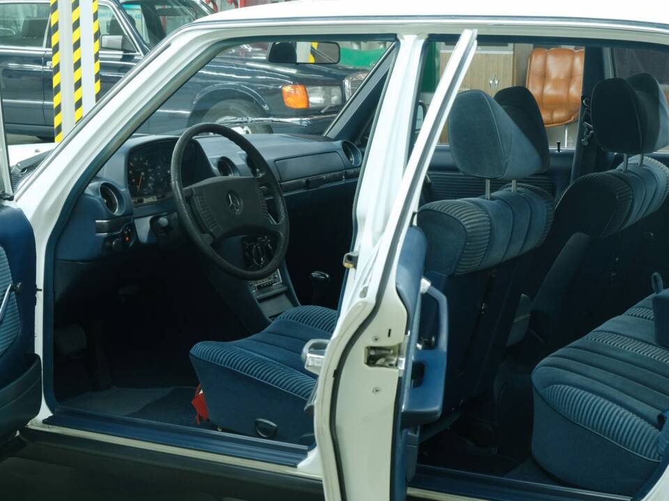 Bild 16/50 von Mercedes-Benz 230 (1977)