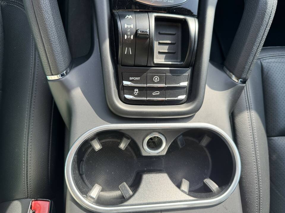 Bild 16/61 von Porsche Cayenne S (2010)