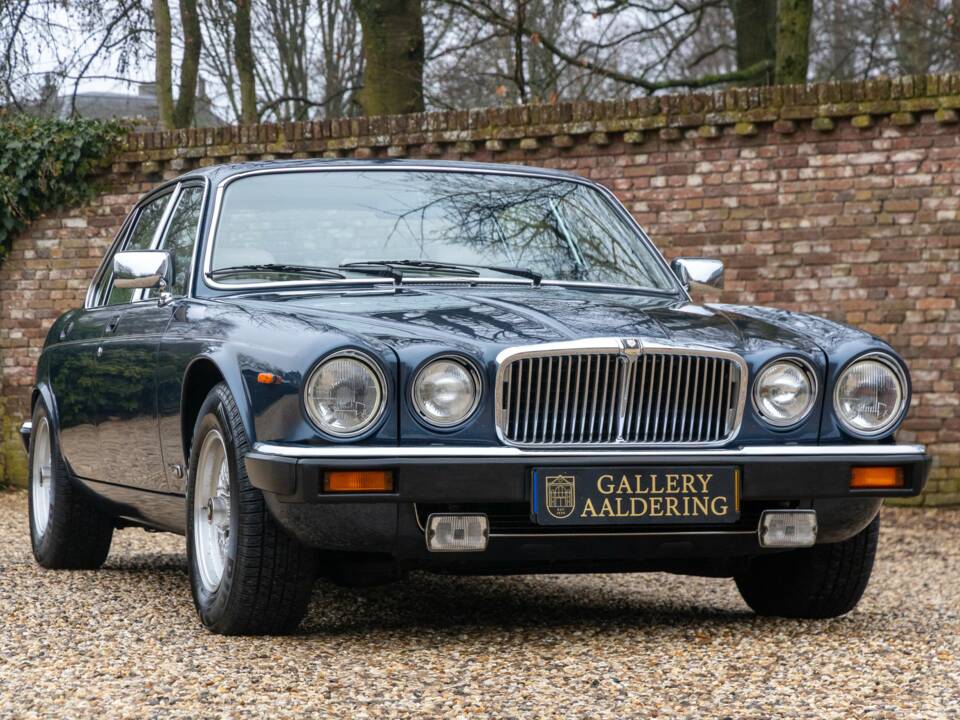 Image 24/50 of Jaguar XJ 12 (1987)