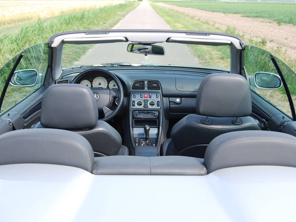 Image 22/46 of Mercedes-Benz CLK 200 (1999)