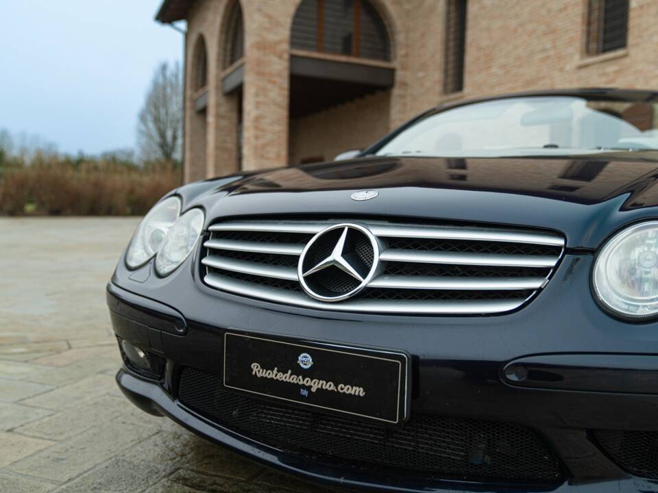 Image 17/50 of Mercedes-Benz SL 55 AMG (2003)