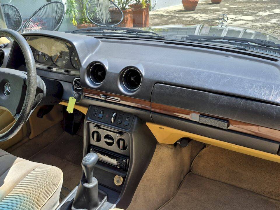 Image 50/71 of Mercedes-Benz 240 D (1980)