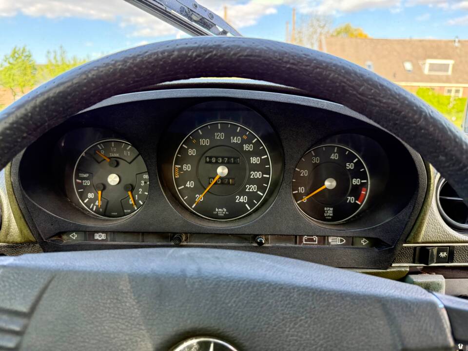 Image 18/22 of Mercedes-Benz 350 SLC (1972)
