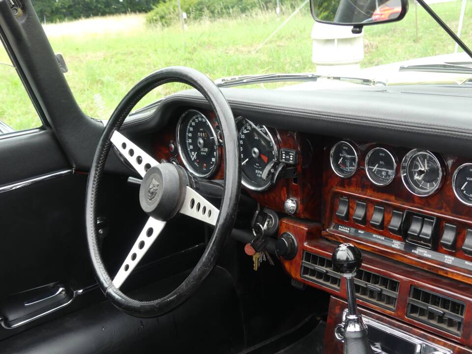 Image 21/74 de Jaguar Type E V12 (1973)