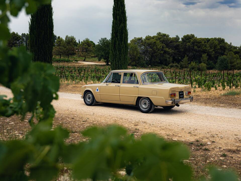Image 2/18 of Alfa Romeo Giulia 1300 Super (1971)