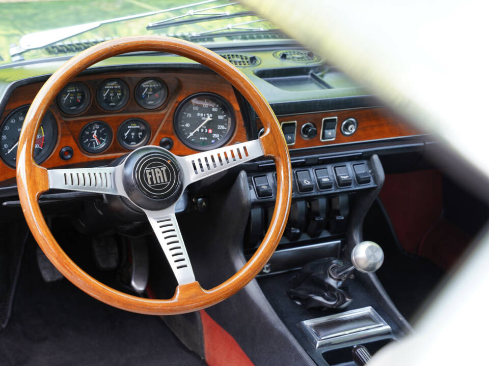 Image 33/50 de FIAT Dino 2400 Coupe (1972)