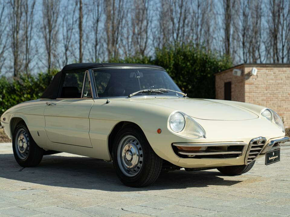 Image 2/50 of Alfa Romeo 1750 Spider Veloce (1969)