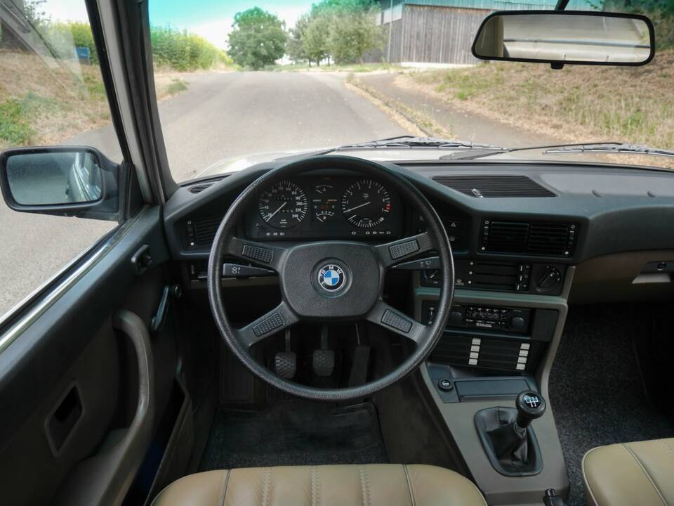 Image 24/42 of BMW 528i (1900)