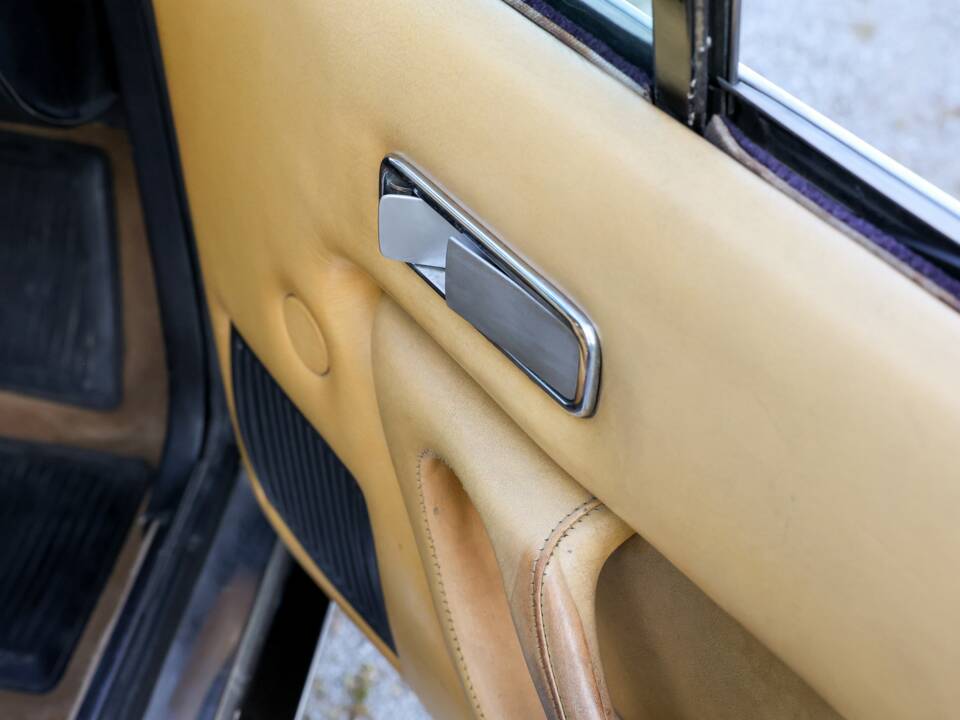 Image 26/32 of Ferrari 400 GT (1977)