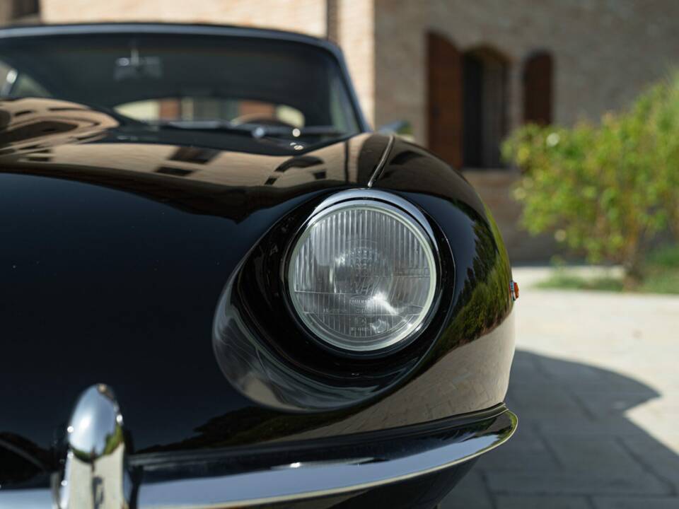 Image 13/50 de Jaguar E-Type (1968)