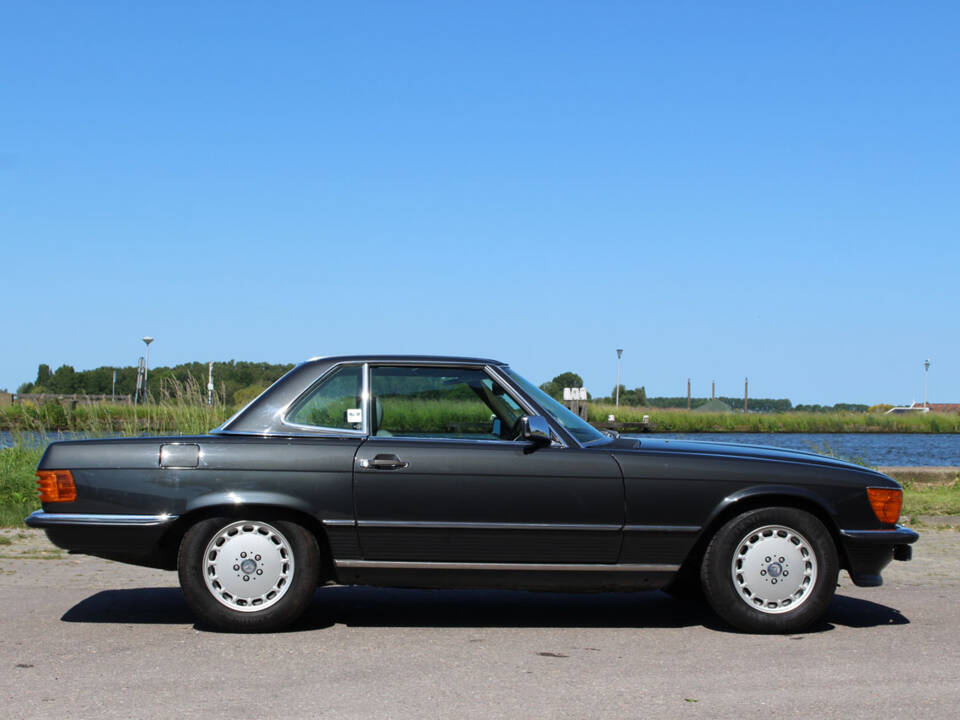 Image 11/23 of Mercedes-Benz 560 SL (1987)