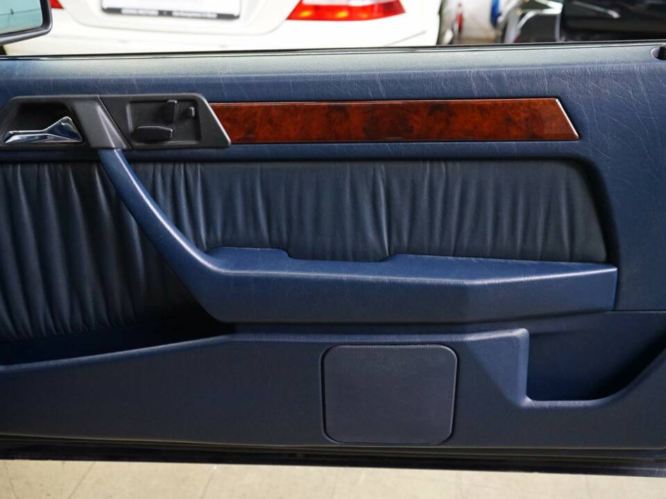 Image 22/33 of Mercedes-Benz 300 CE-24 (1993)