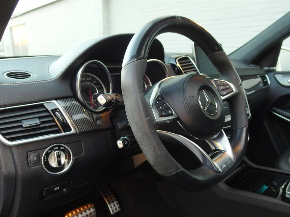 Image 34/98 of Mercedes-Benz GLS 63 AMG 4MATIC (2016)