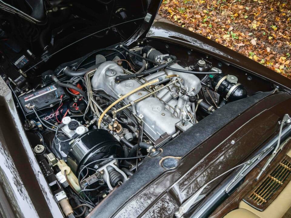 Image 23/28 of Mercedes-Benz 280 SL (1971)
