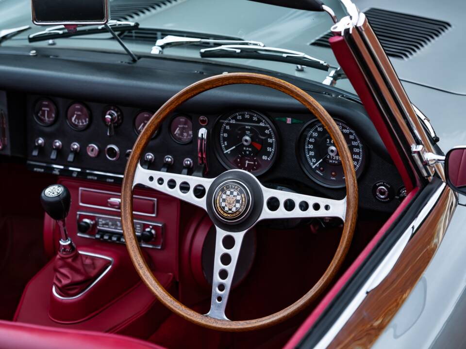 Image 21/34 de Jaguar E-Type (1968)