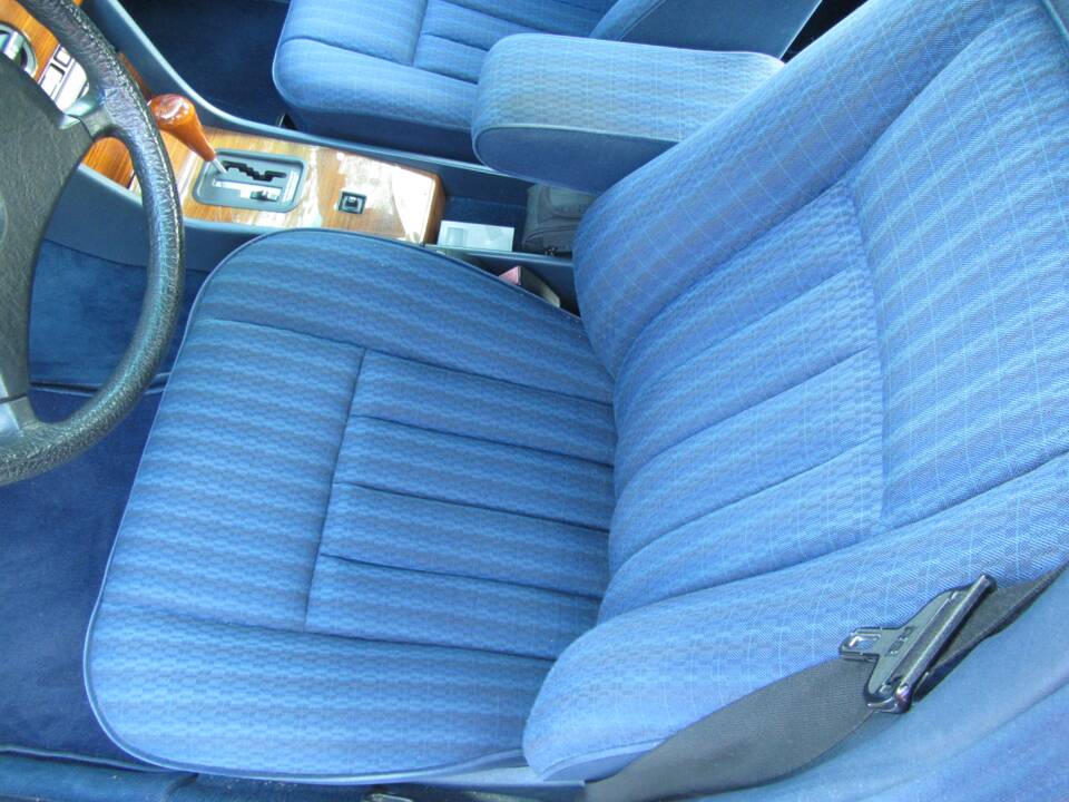 Immagine 11/19 di Mercedes-Benz 260 E (1990)