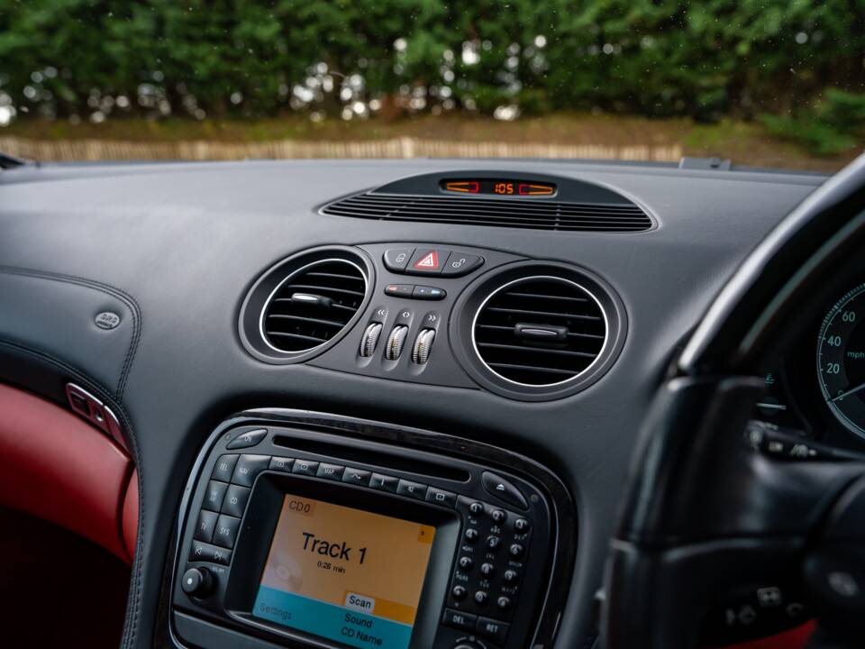 Image 13/47 of Mercedes-Benz SL 600 (2004)