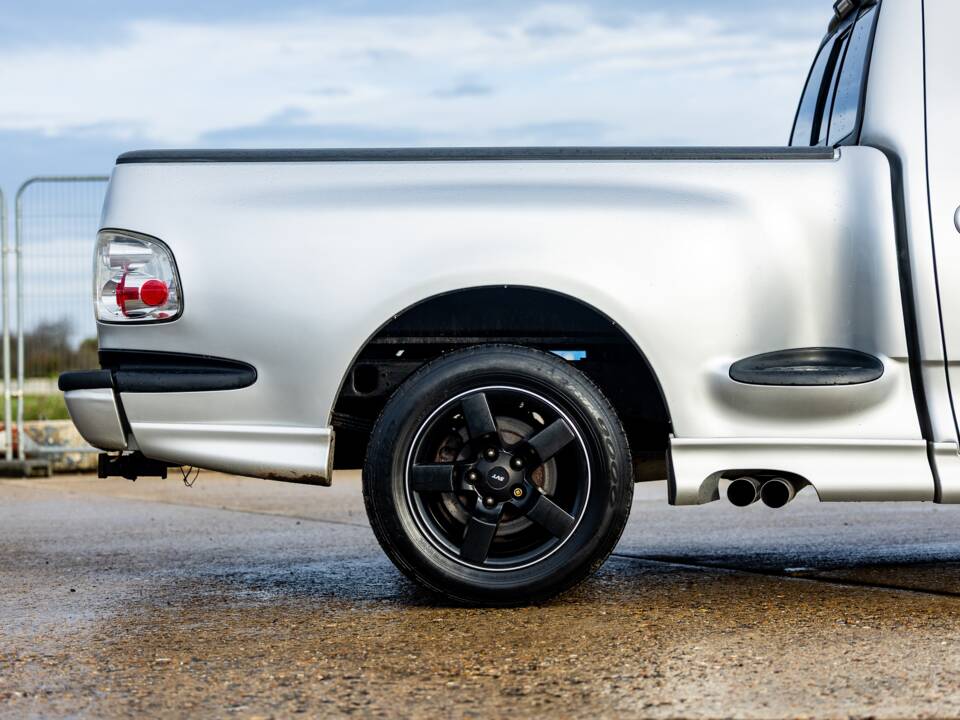 Image 29/50 of Ford F-150 SVT Lightning (2002)