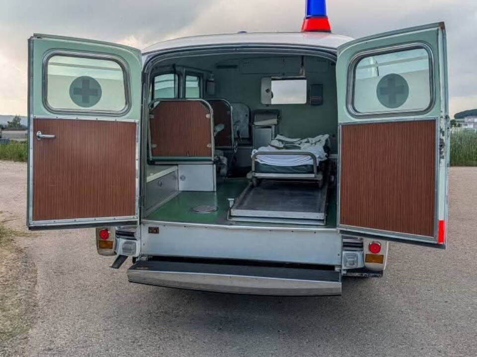 Image 40/51 of Cadillac Ambulance Carrosserie Köng (1964)