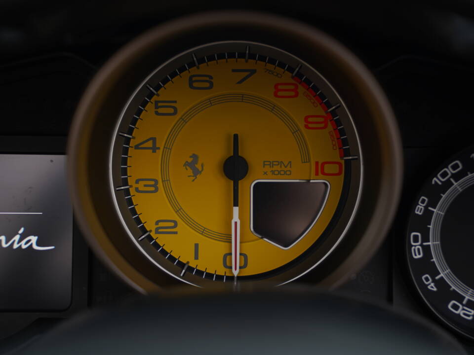 Image 21/50 of Ferrari California (2010)