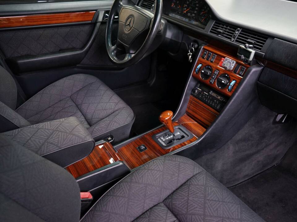 Image 13/36 de Mercedes-Benz E 220 T (1993)