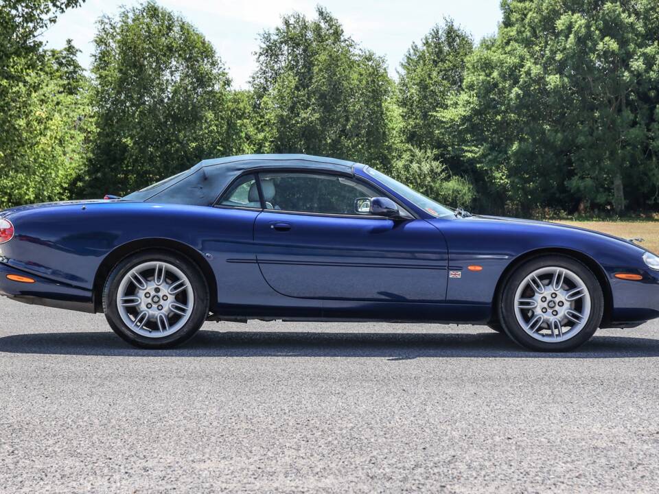 Image 3/36 of Jaguar XK8 4.0 (2001)