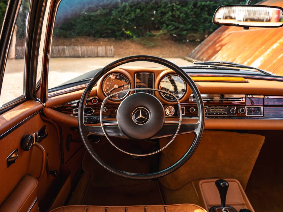 Image 29/37 of Mercedes-Benz 280 SE 3,5 (1970)