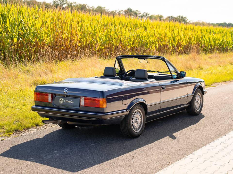 Immagine 6/35 di BMW 320i (1988)