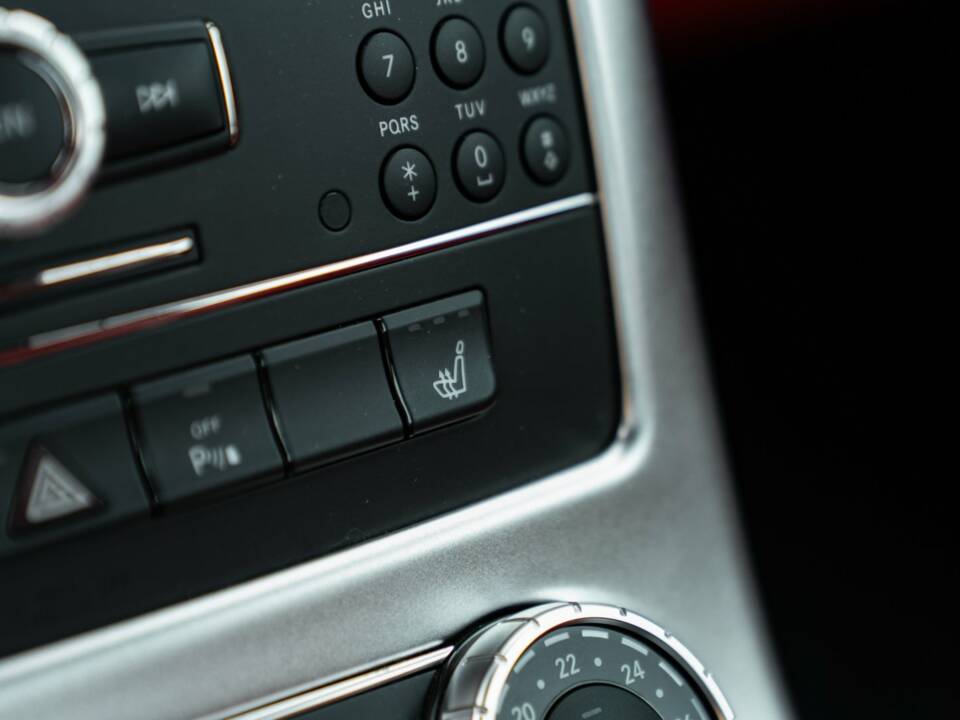 Image 36/50 of Mercedes-Benz SLS AMG (2010)