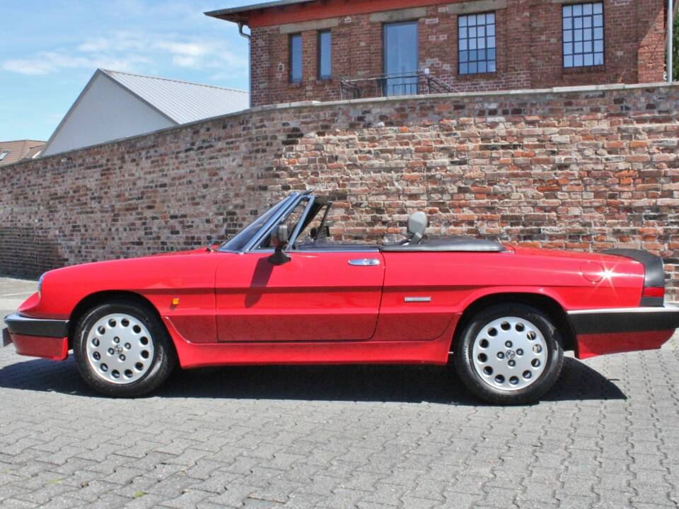 Bild 2/17 von Alfa Romeo 2.0 Spider QV (1987)