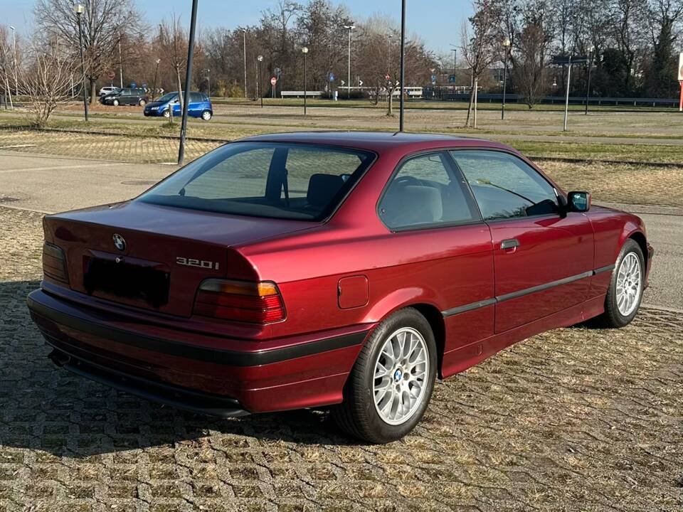 Bild 5/57 von BMW 320i (1993)