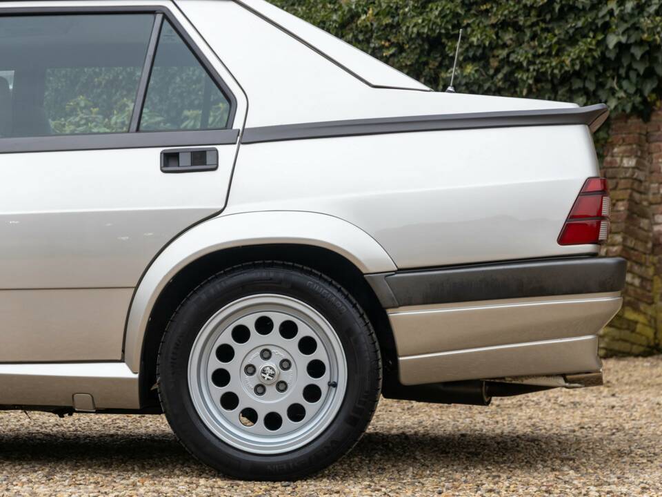 Image 15/50 of Alfa Romeo 75 2.0 Twin Spark (1988)