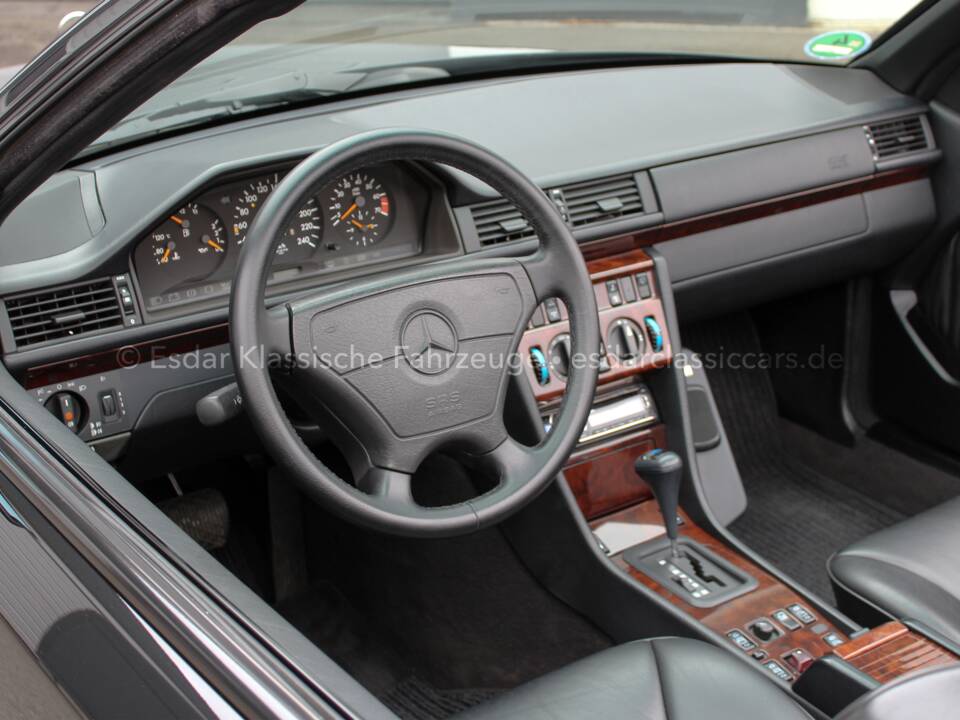Image 17/33 of Mercedes-Benz E 200 (1994)
