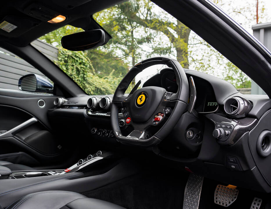 Image 52/65 of Ferrari F12berlinetta (2015)