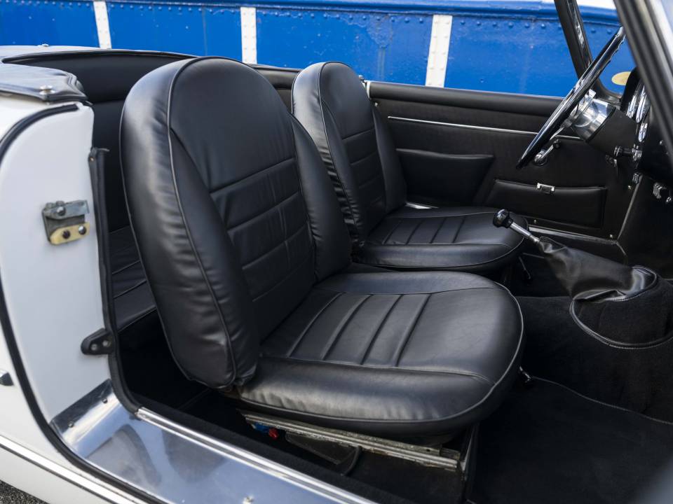 Image 32/37 of Alfa Romeo 2000 Spider (1960)