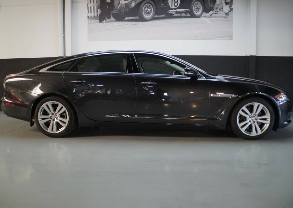 Image 3/32 of Jaguar XJ 5.0 (2011)