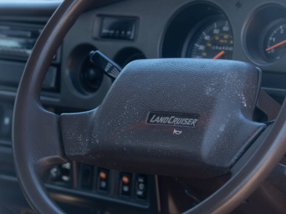 Image 17/46 of Toyota Land Cruiser FJ 62 (1988)