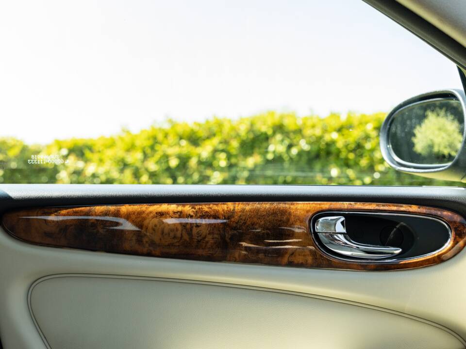 Image 26/43 of Jaguar XJR (2003)