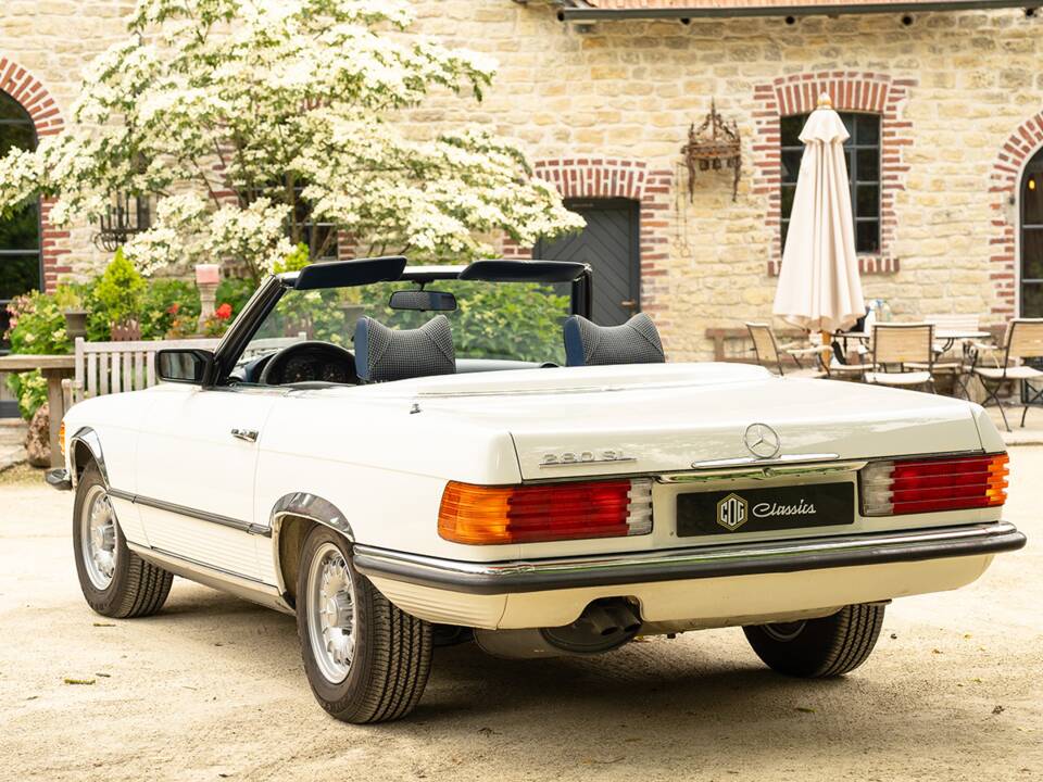 Afbeelding 3/42 van Mercedes-Benz 280 SL (1977)