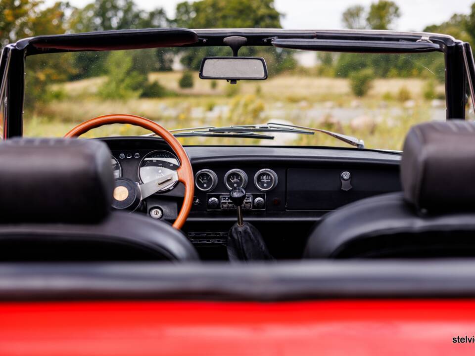 Image 33/44 of Alfa Romeo 1750 Spider Veloce (1969)