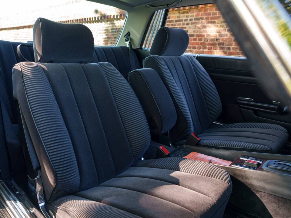 Image 22/26 of Mercedes-Benz 380 SLC (1981)